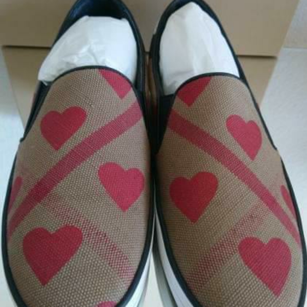 BURBERRY Gauden Red Heart Sneakers Slip On EUR 39